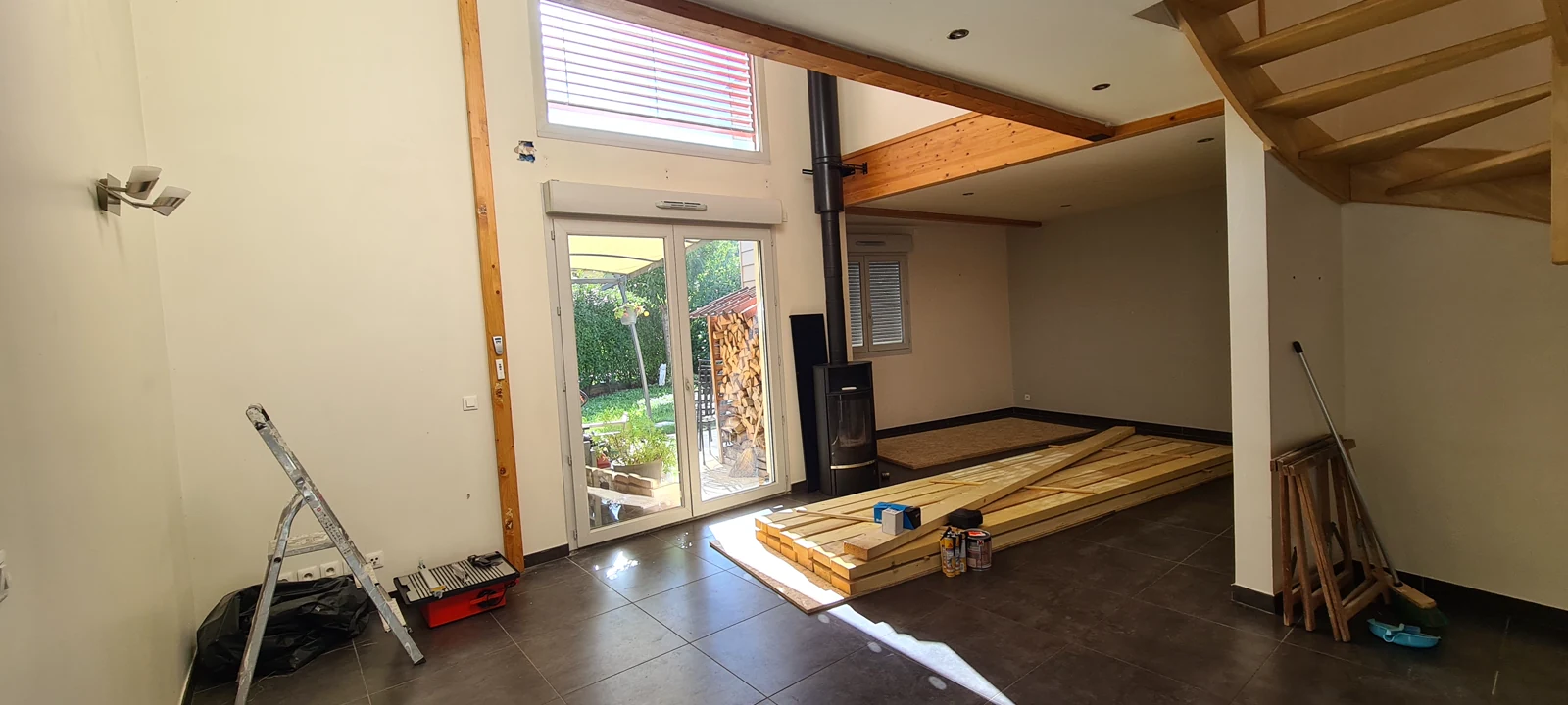 Préparation du chantier de mezzanine dans le séjour de la maison à Étrembières